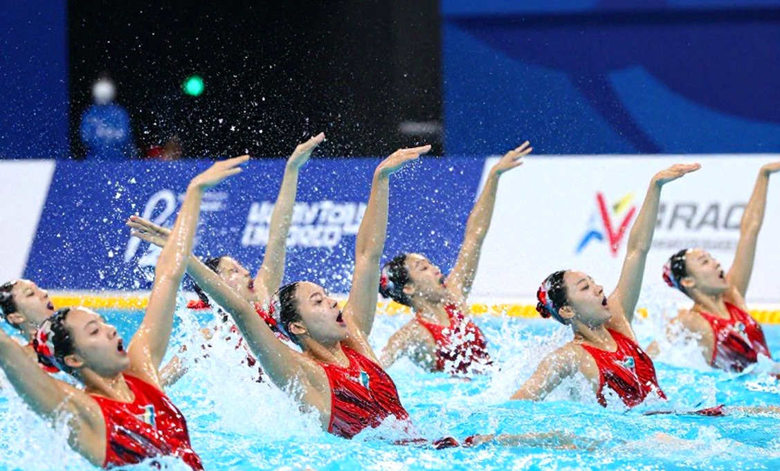 Phía sau bảng mô tả: YMCA đang xây dựng một hệ thống bơi lội cạnh tranh bằng dữ liệu