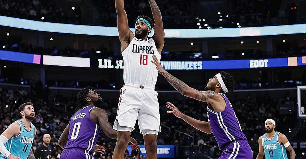 Mike James begins his journey at Anadolu Efes: a preseason win and unsolved questions Mike James begins his journey at Anadolu Efes: a preseason win and unsolved questions